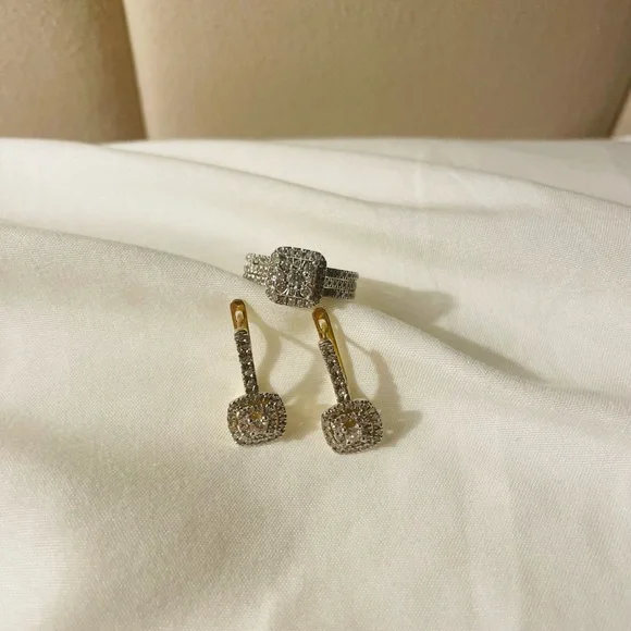 Set of gold ring and earrings with diamonds - Picture 3 of 3